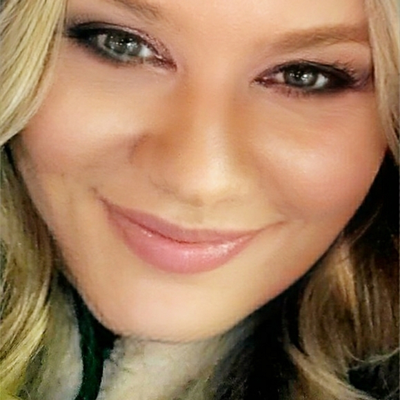 Meet your Posher, Alisha - Picture 3 of 3